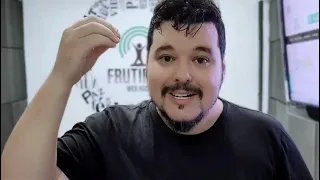 Bruno apresentando a Rádio Frutificai, uma estação evangélica